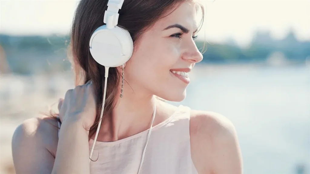 Smiling girl listen to music pry8meb