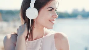 Smiling girl listen to music pry8meb