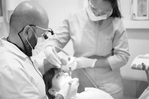 Doctor charani atendiendo paciente - Clinica dental en
