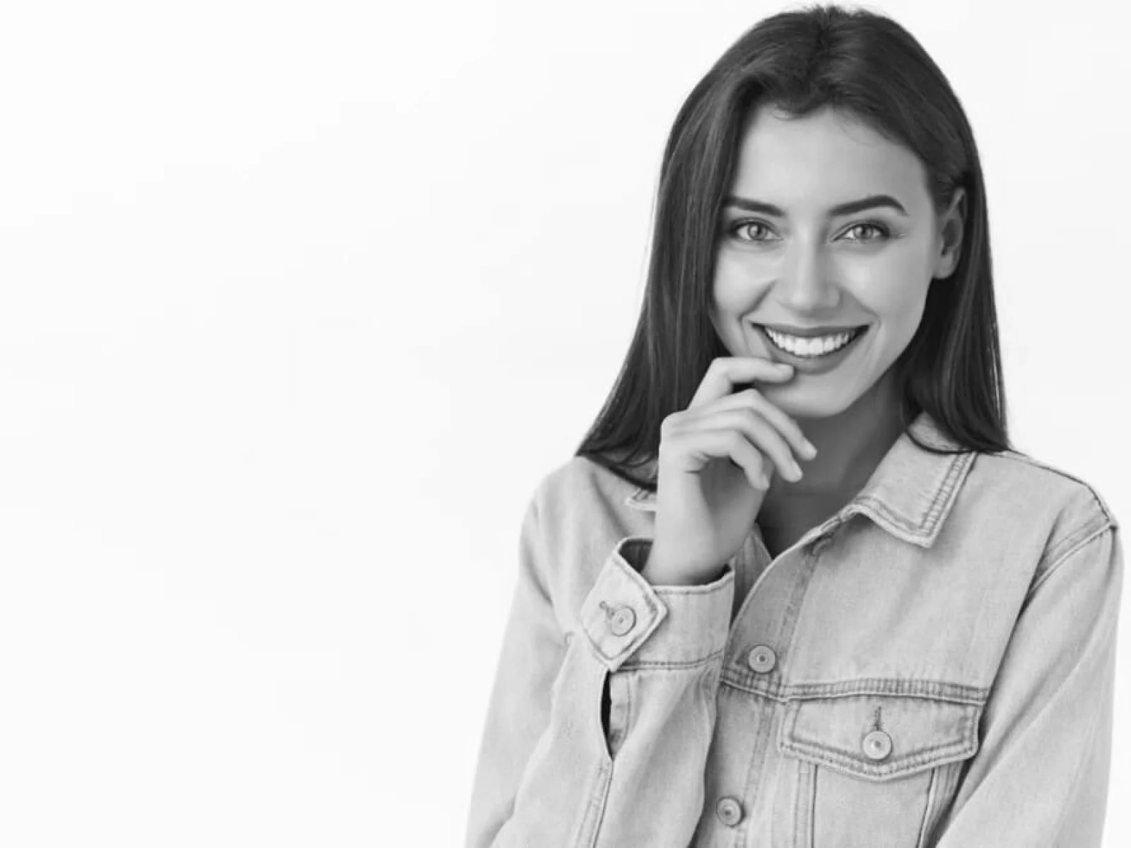 Mujer sonriente con su nueva sonrisa tras un diseño de sonrisa