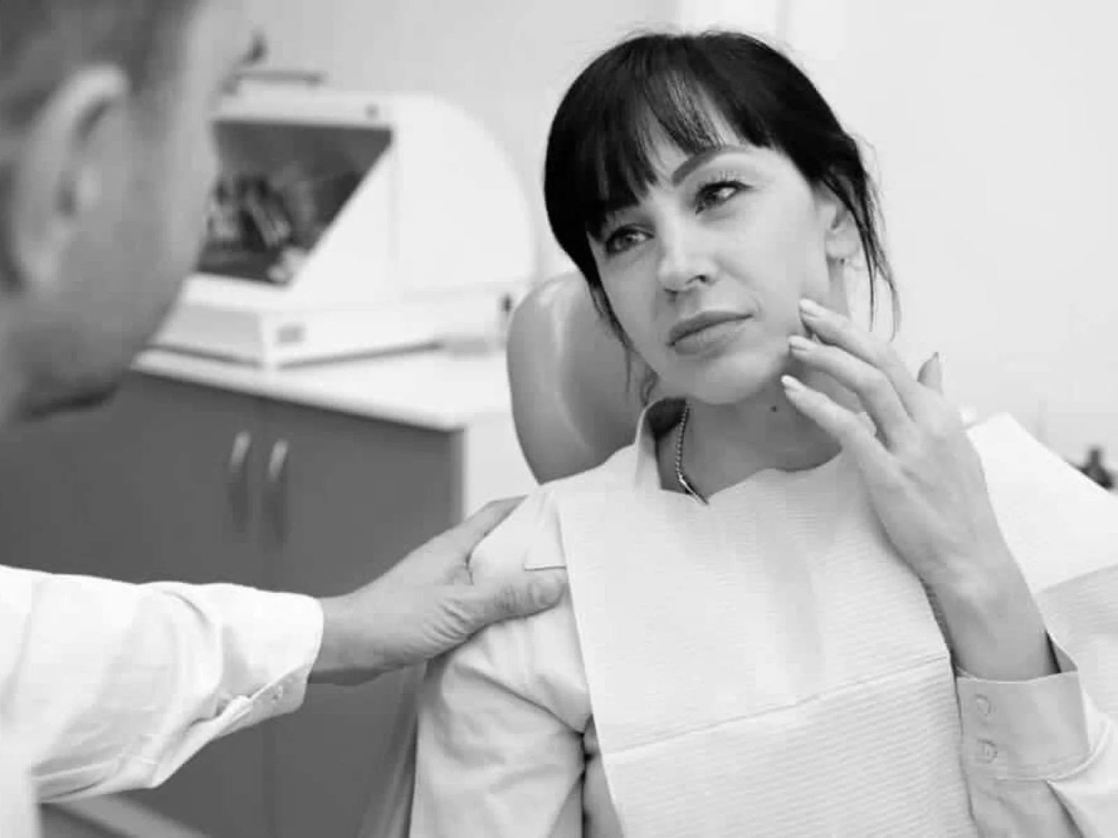 Dentista aconsejando a una paciente con dolor de muela