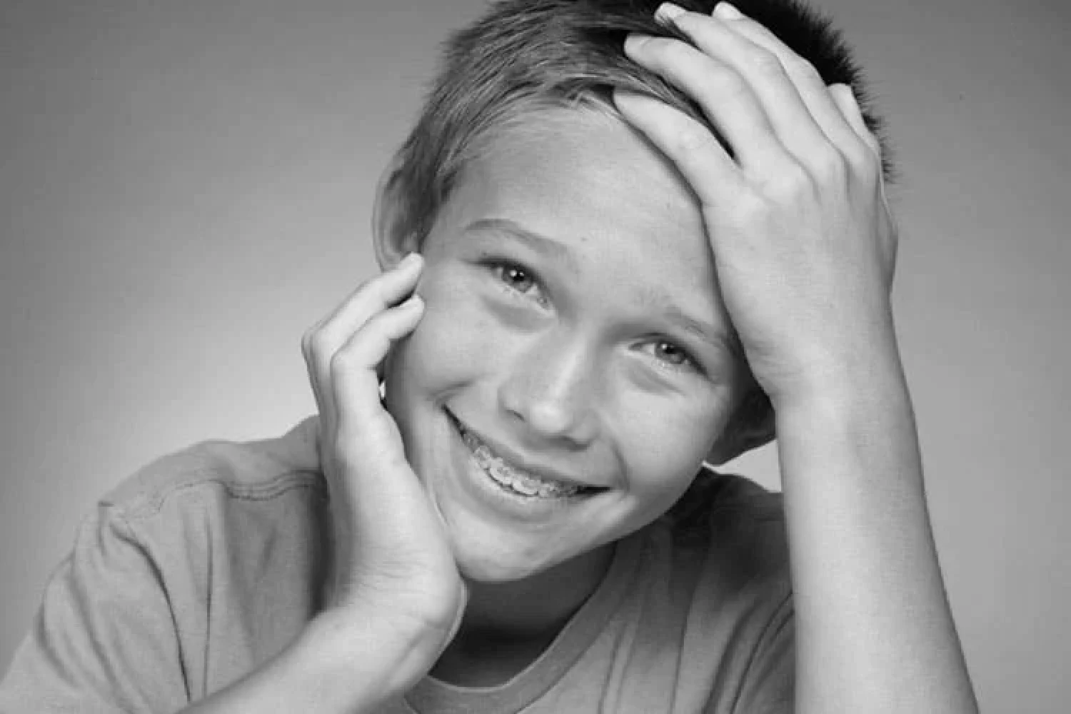 niño con brackets azules