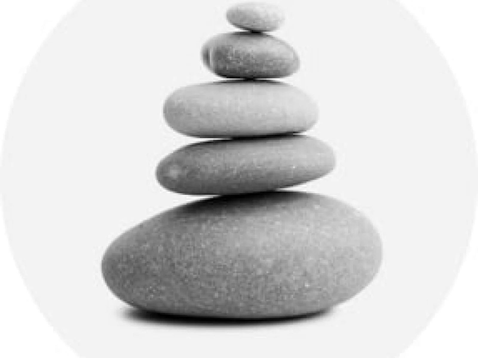 Piedras de equilibrio que representan la odontología holística