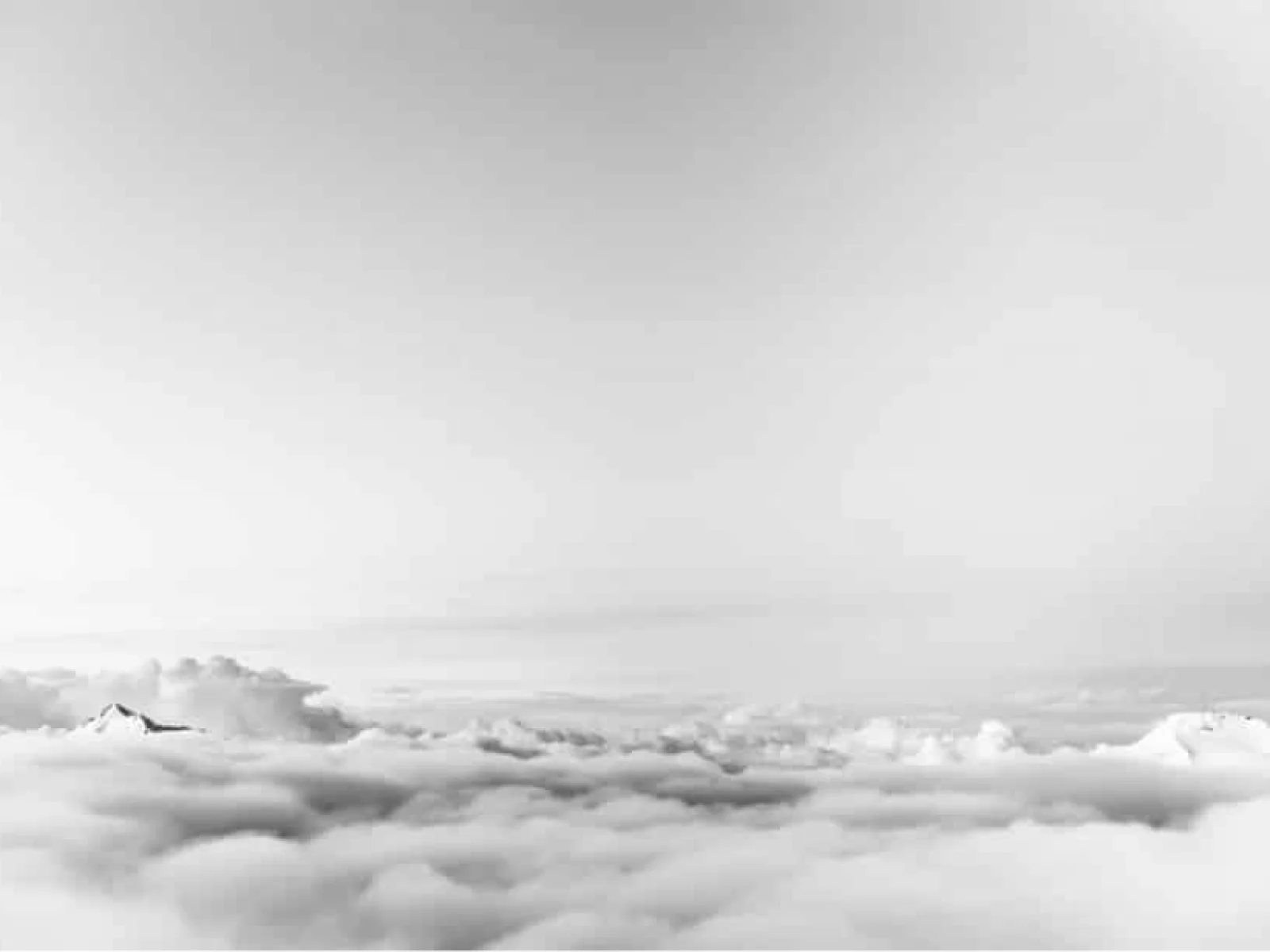 Cielo con nubes que evoca la tranquilidad de la sedación consciente