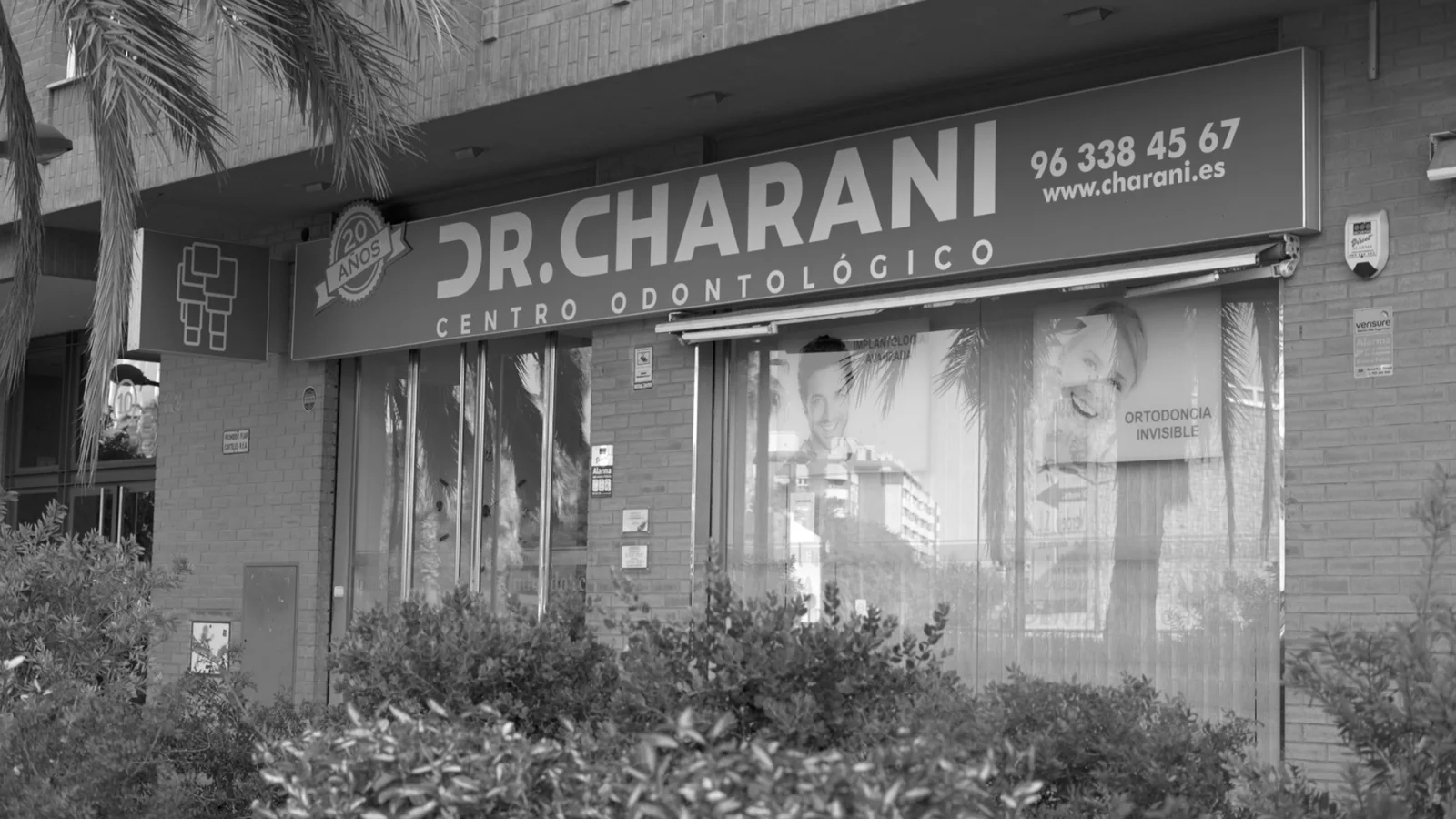 Fachada de la Clínica Dental Dr. Charani en Campanar, Valencia