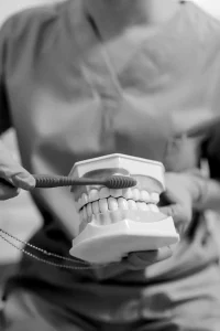 La mejor forma de cepillarse los dientes correctamente - Clínica Dental Charani Valencia